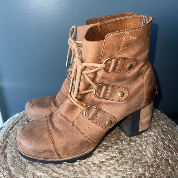 Sorel Addington Holiday Waterproof Boots - Picture 2 of 11